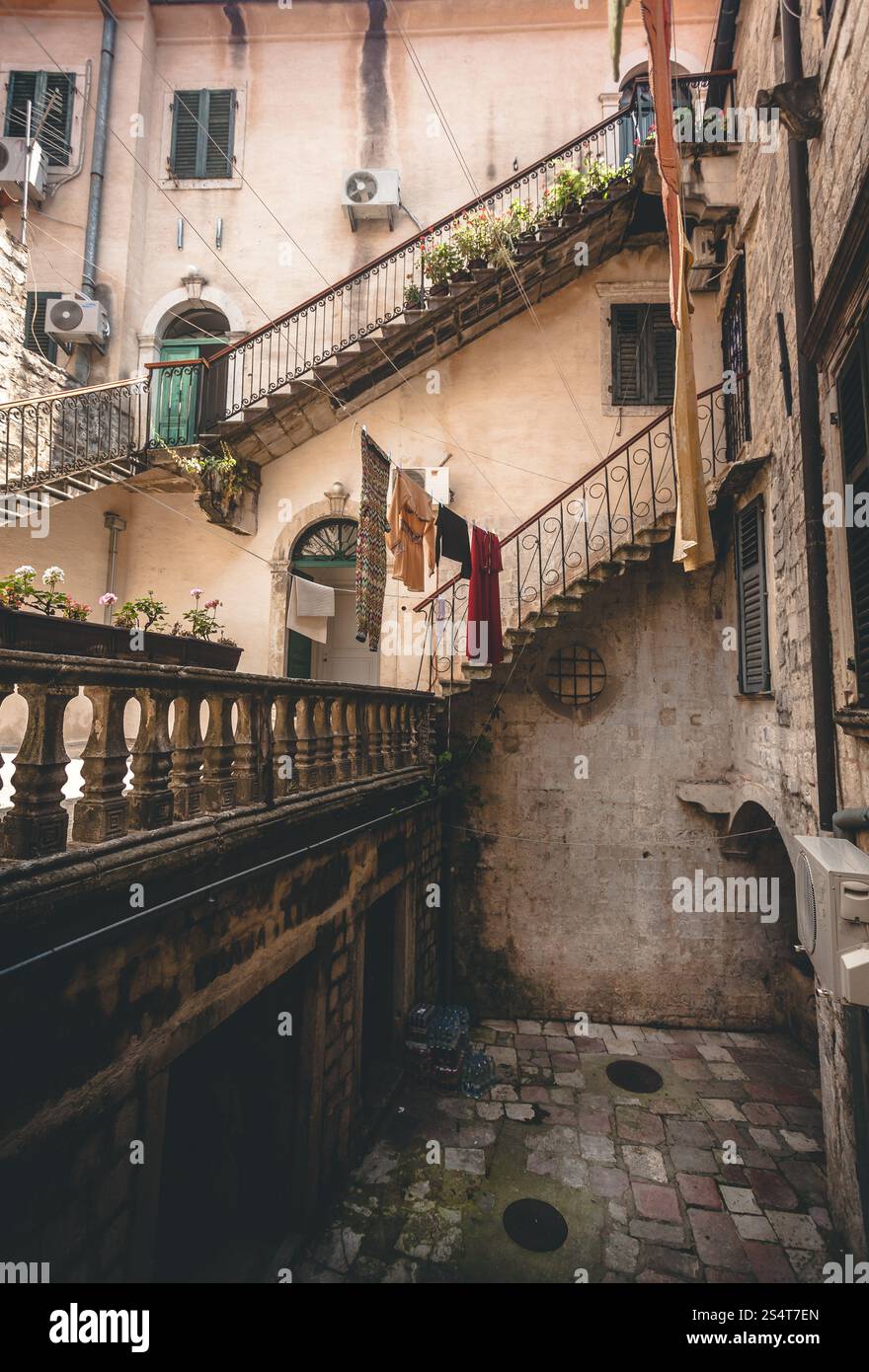 Hohen Treppen im Hinterhof des alten Gebäudes Stockfoto