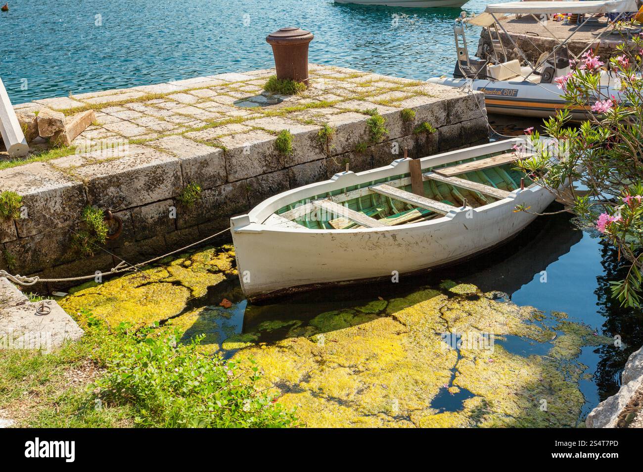 Weiße Holz Ruderboot Liegeplatz am Pier am sonnigen Tag Stockfoto