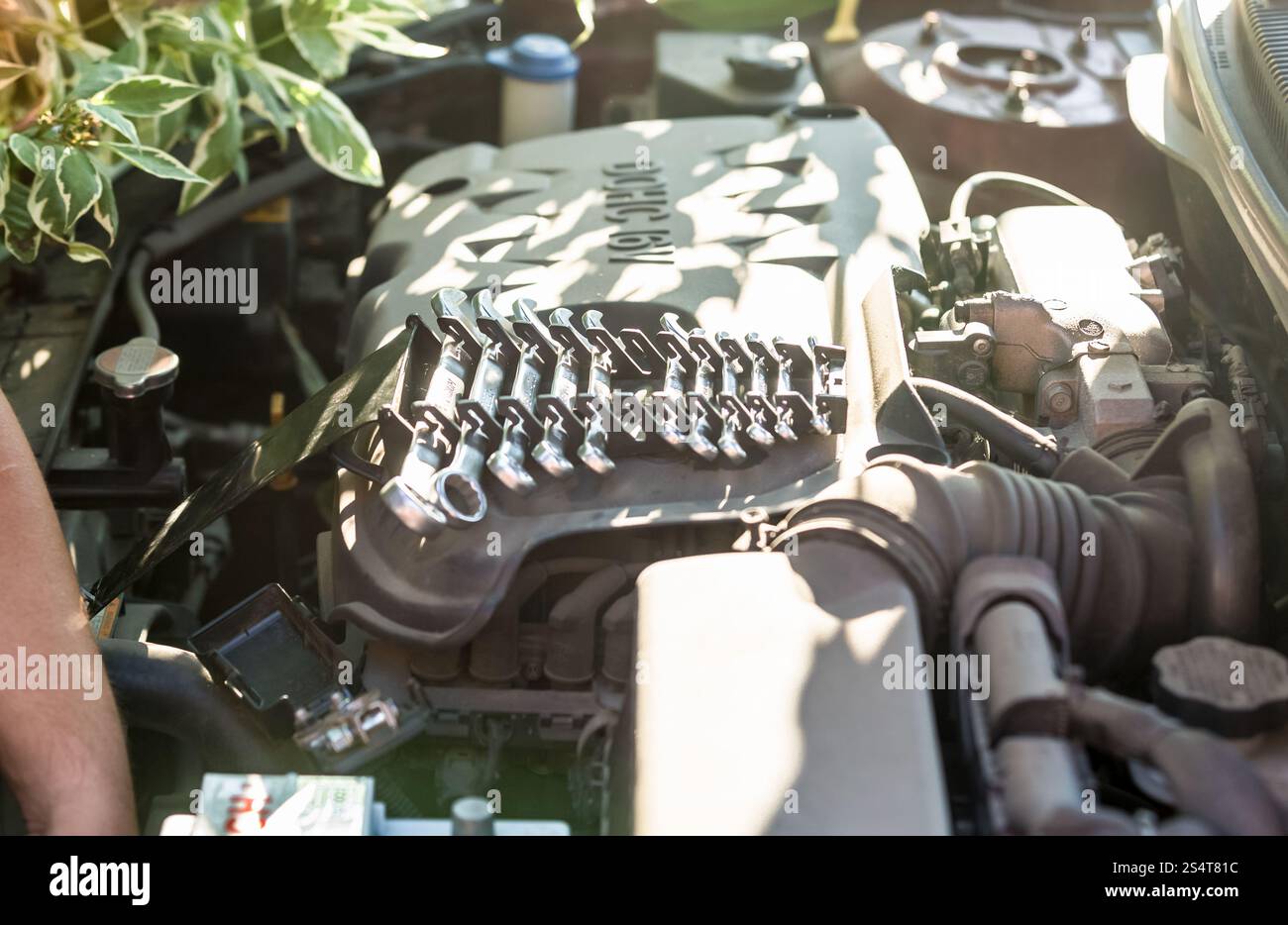 Closeup Aufnahme der Satz von Reparatur-Tools im Automotor Stockfoto