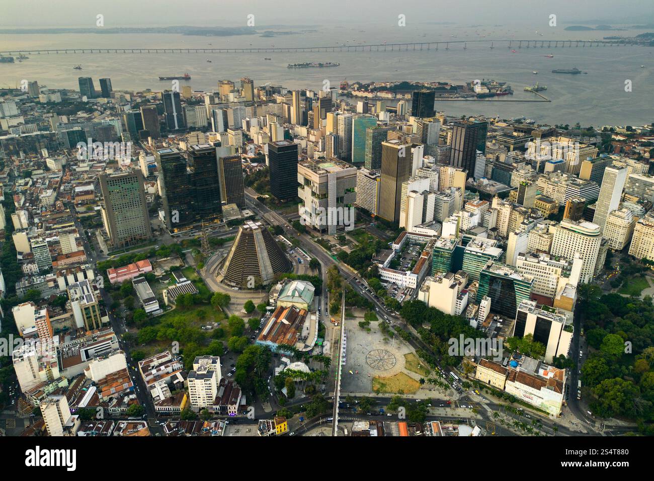 Downtown Rio de Janeiro aus der Vogelperspektive mit der Metropolitan Cathedral in der Mitte Stockfoto