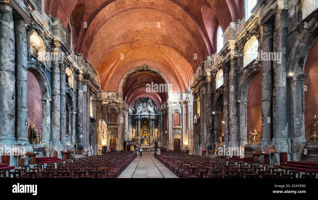 Das Innere der Kirche Saint Dominic (Igreja de São Domingos) in Lissabon, Portugal, zeigt ihre historische Architektur und kunstvollen Details Stockfoto