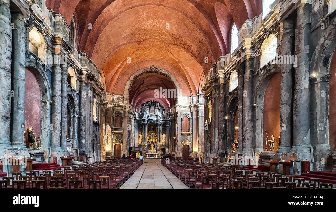 Das Innere der Kirche Saint Dominic (Igreja de São Domingos) in Lissabon, Portugal, zeigt ihre historische Architektur und kunstvollen Details Stockfoto