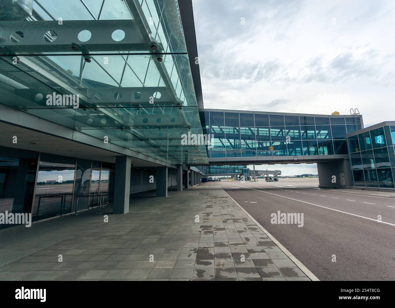 Im Freien Schuss des modernen Flughafenterminal hergestellt aus Stahl und Glas Stockfoto