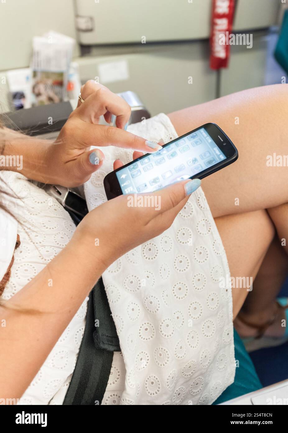 Closeup Aufnahme junge Frau mit Smartphone in Flugzeug Stockfoto