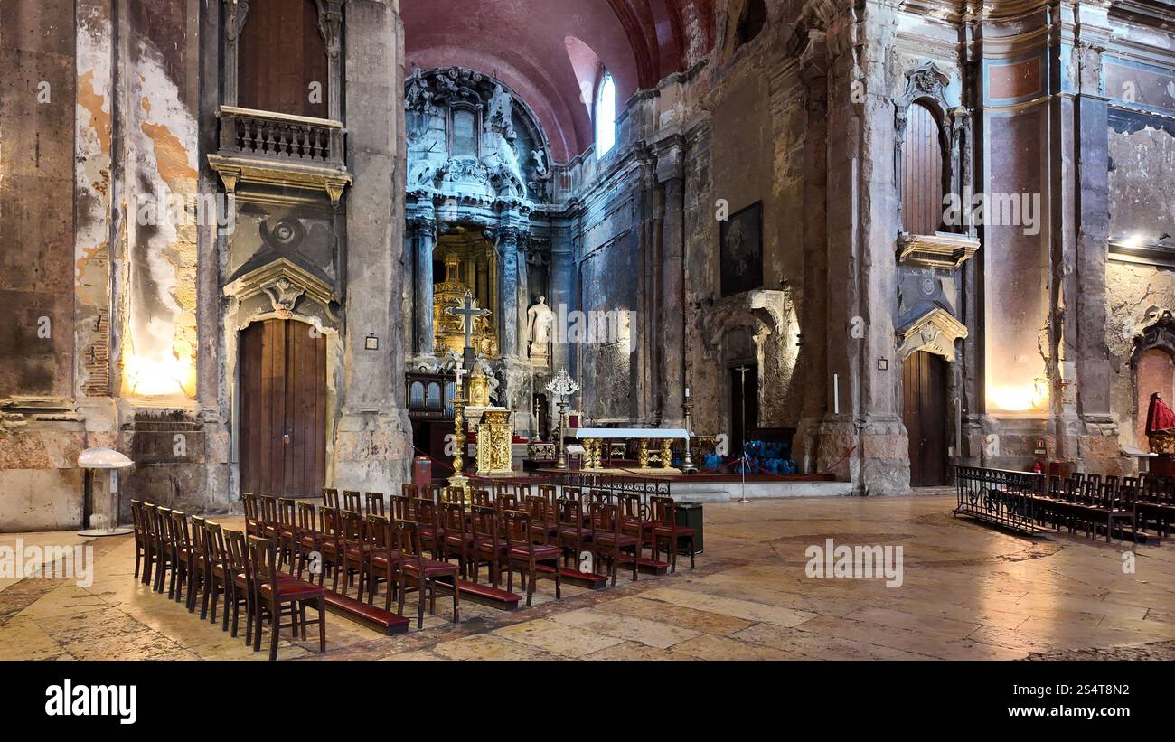 Das Innere der Kirche Saint Dominic (Igreja de São Domingos) in Lissabon, Portugal, zeigt ihre historische Architektur und kunstvollen Details Stockfoto
