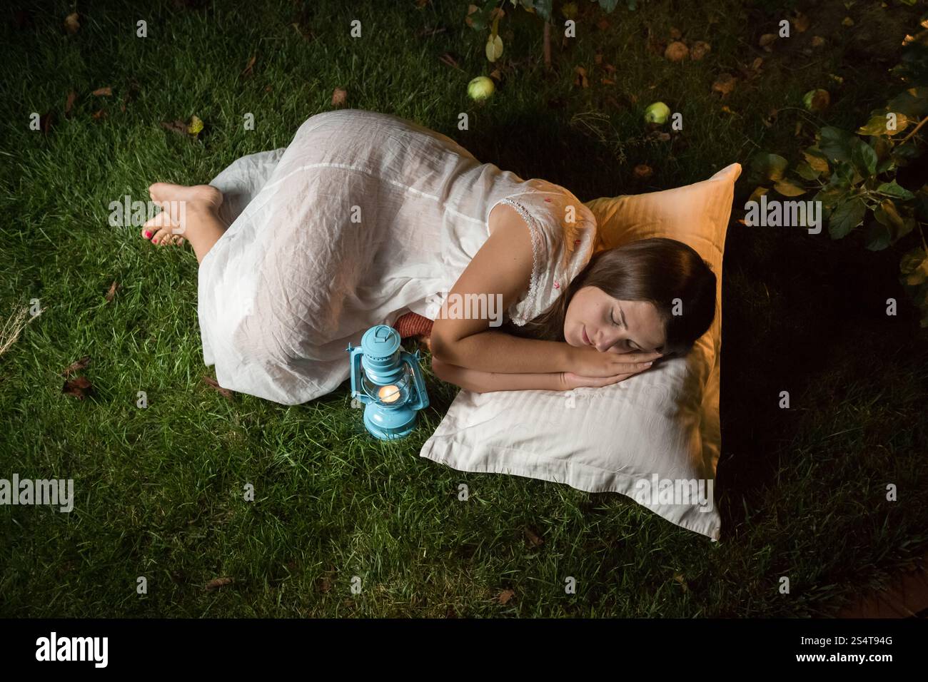 Im Freien Schuss süße Frau schlafen im Garten in der Nacht Stockfoto