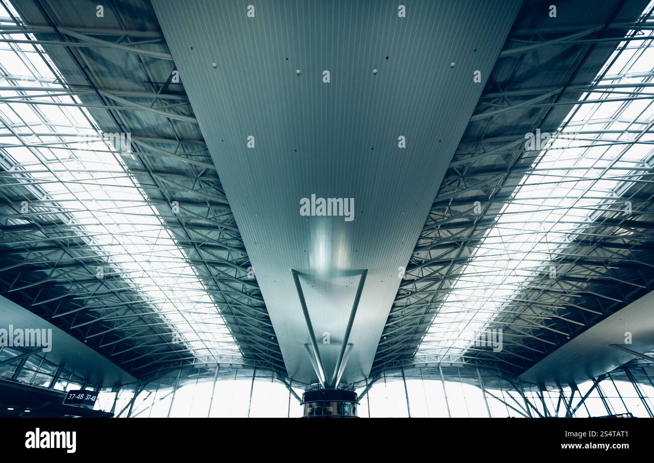 Foto vom städtischen Dach am Flughafen mit riesigen Fenstern getönt Stockfoto