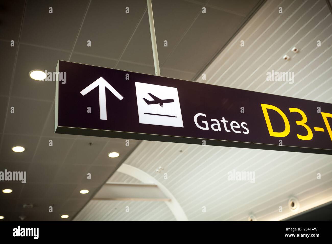 Nahaufnahme Foto der Wegweiser in modernen Flughafen Stockfoto