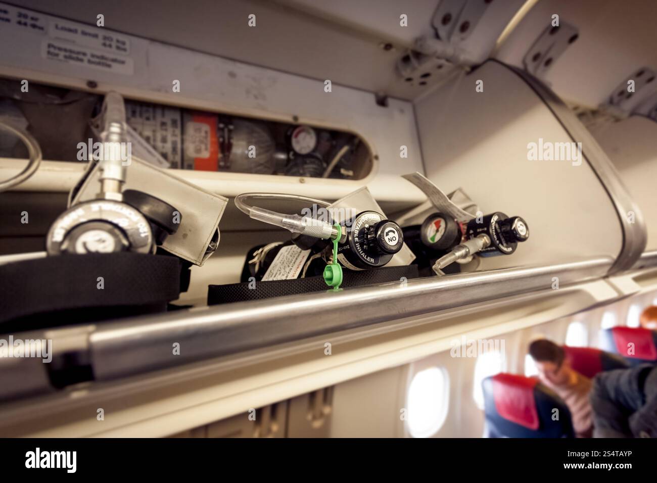 Detailansicht der Sauerstoffflaschen auf Flugzeuge Stockfoto