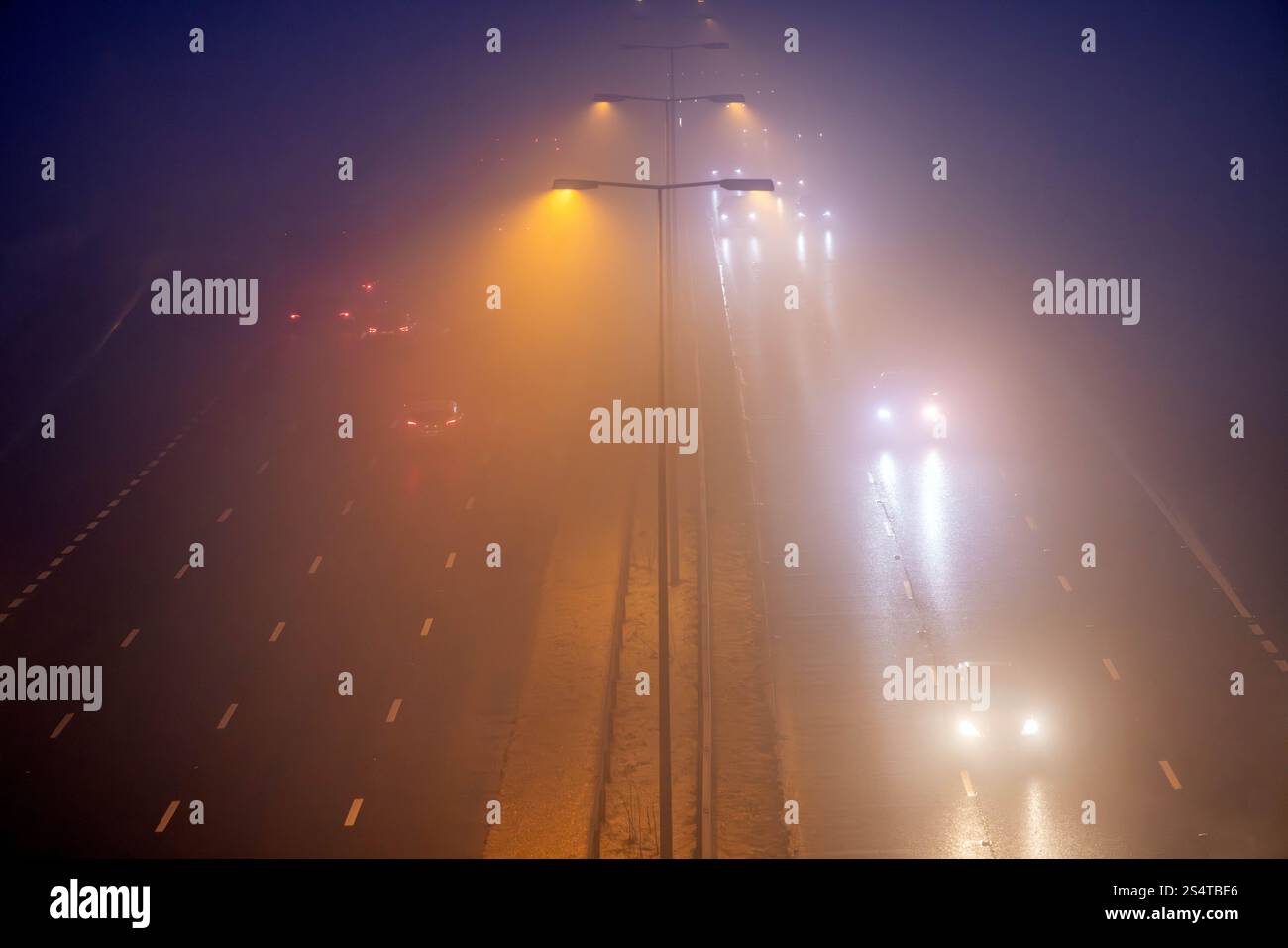 Die transpennine M62 Autobahn in einer winterlichen Nacht Stockfoto