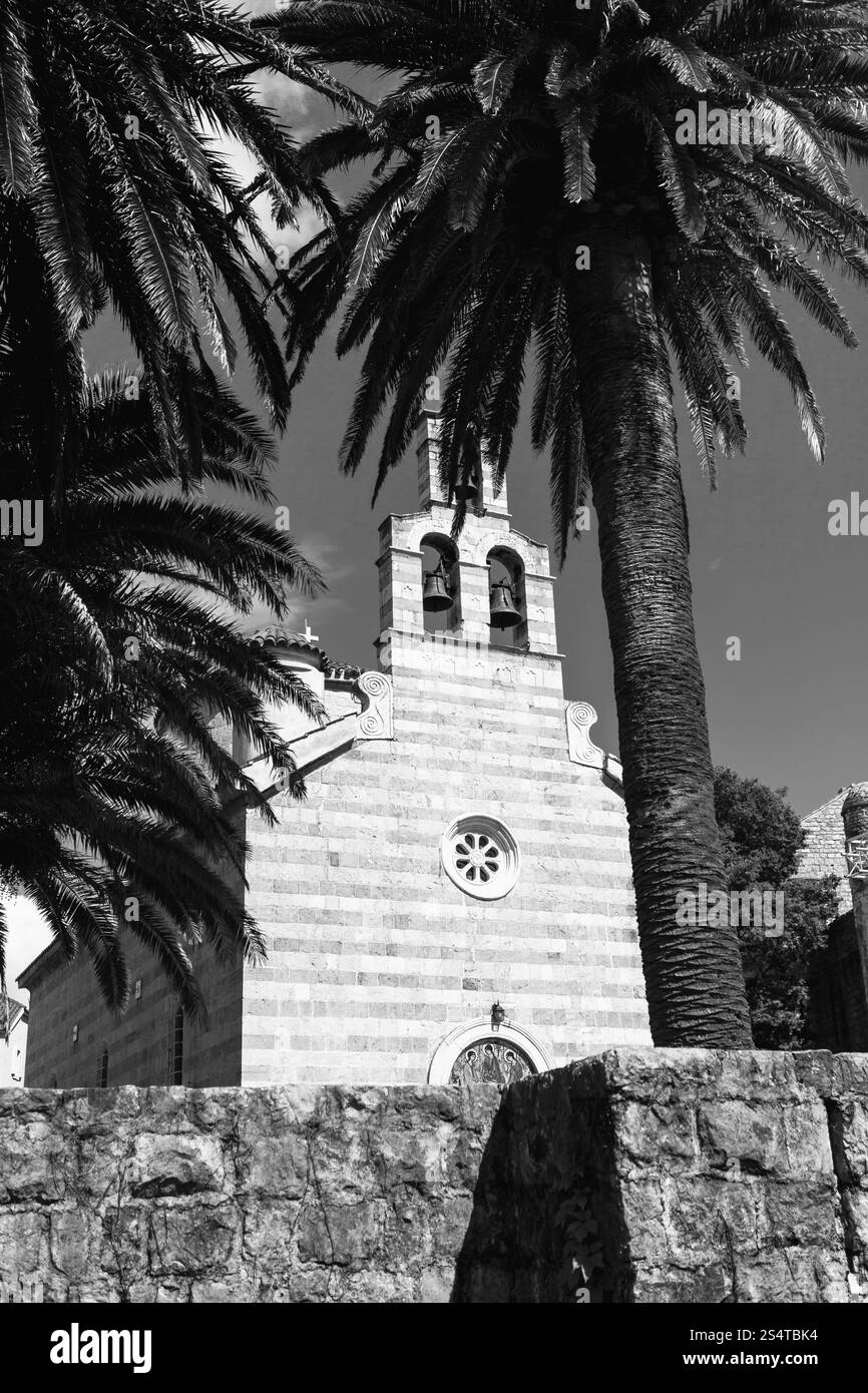 Schwarz / weiß Foto Stein der alten Kirche, umgeben von Palmen Stockfoto Schwarz / weiß Foto Stein der alten Kirche, umgeben von Palmen Stockfoto