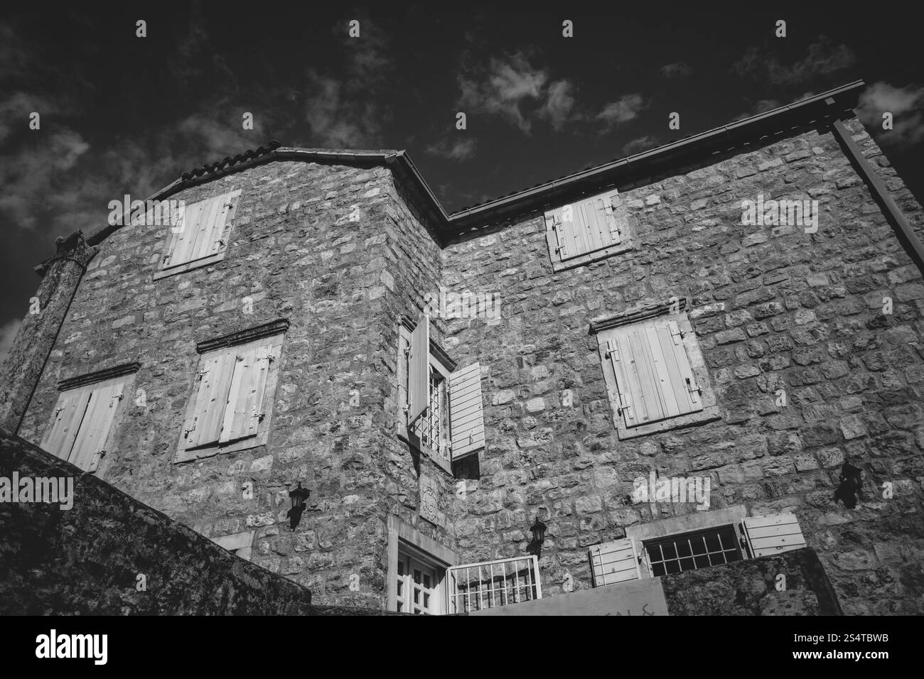 Schwarz / weiß Foto der alten Steinhaus am sonnigen Tag Stockfoto Schwarz / weiß Foto der alten Steinhaus am sonnigen Tag Stockfoto