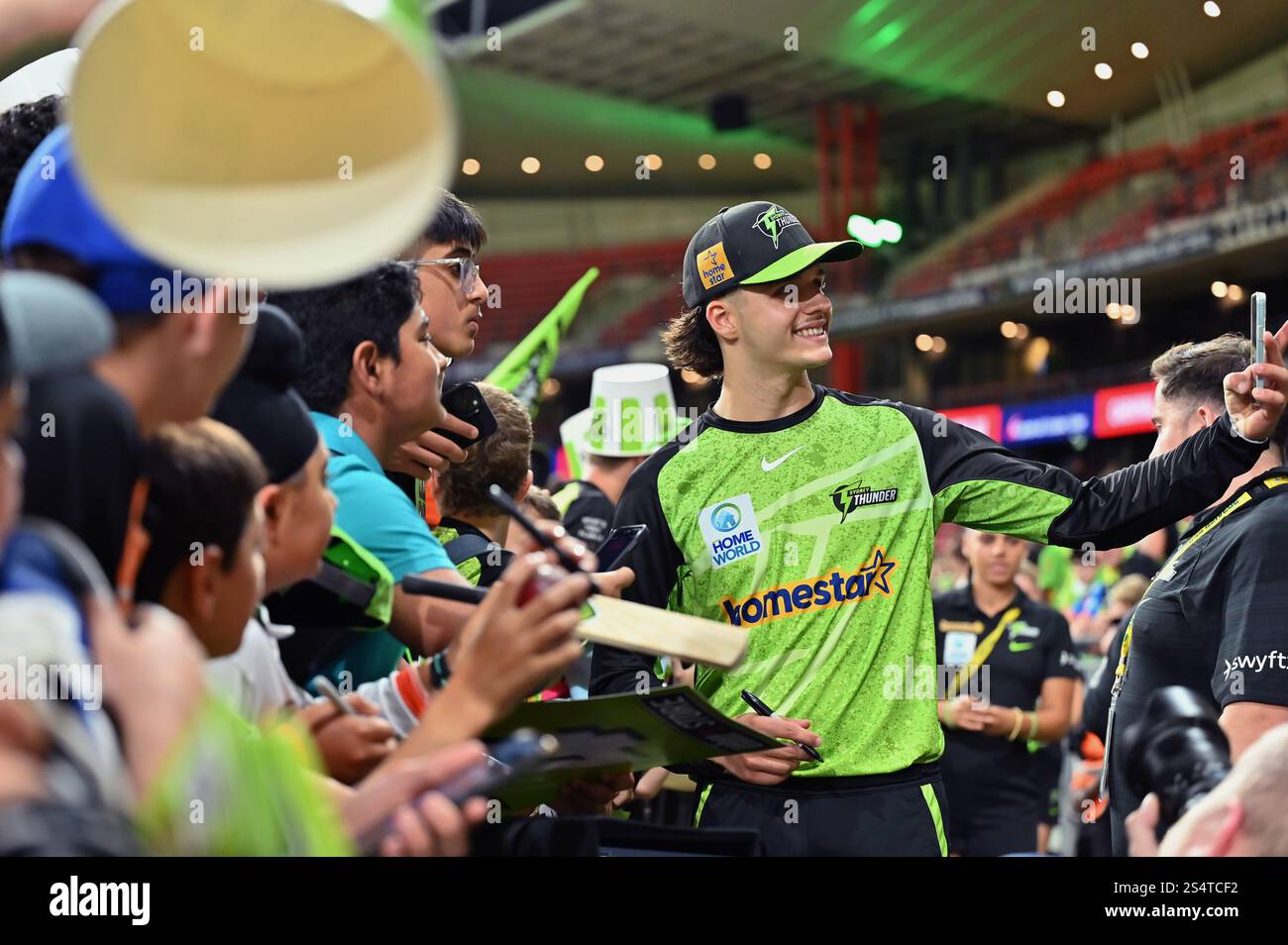 Sydney, Australien. Januar 2025. Sam Konstas von Sydney Thunder wurde mit Fans gesehen, nachdem er das Spiel der Big Bash League zwischen Sydney Thunder und Perth Scorchers im ENGIE Stadium gewonnen hatte. Endpunktzahl Sydney Thunder: 158/7 (20 Overs), Perth Scorchers: 97/10 (17,2 Overs). Quelle: SOPA Images Limited/Alamy Live News Stockfoto