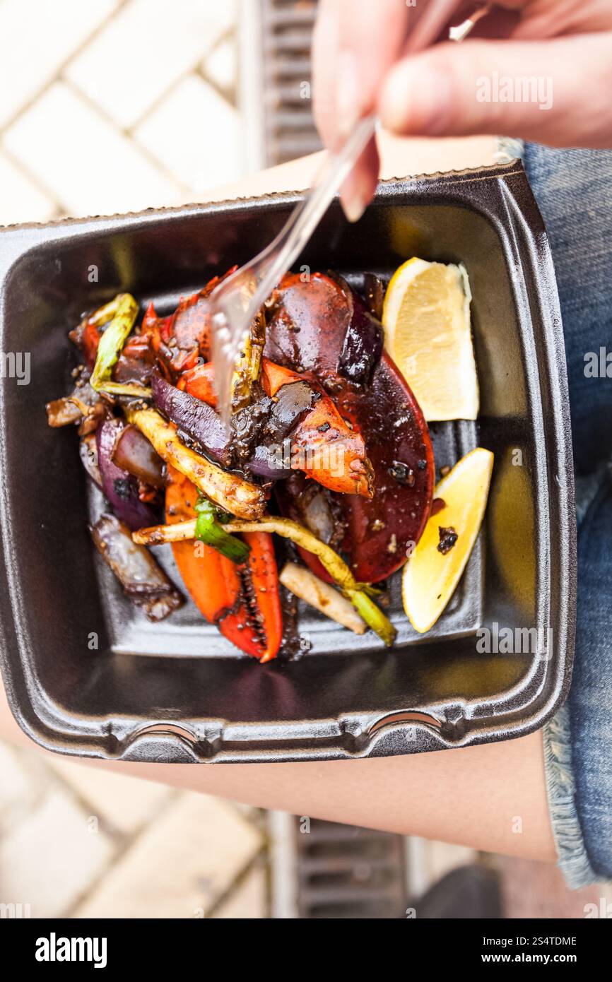 Nahaufnahme Foto von Frau Hummergreifer mit Gabel essen Stockfoto