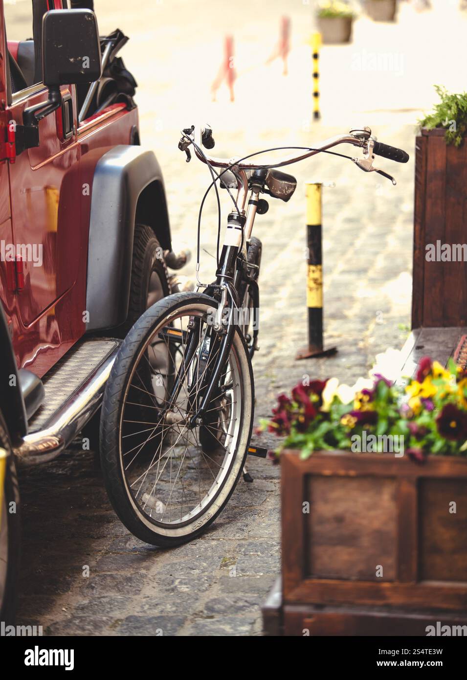 Getönten Foto Oldtimer Motorrad hitched zu Auto mit Kette Stockfoto