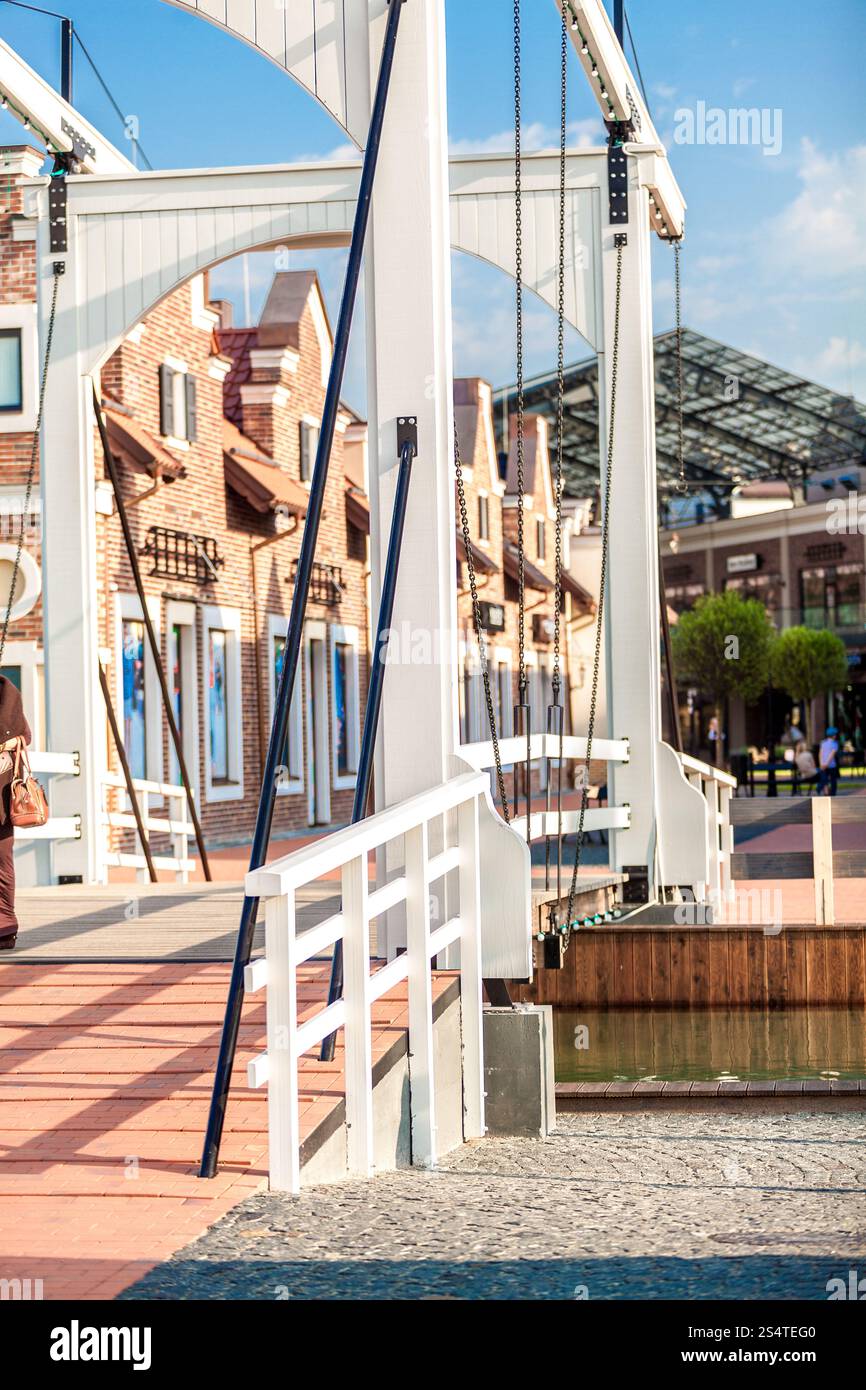 Schöne hölzerne Zugbrücke am europäischen Stadt an sonnigen Tag Stockfoto