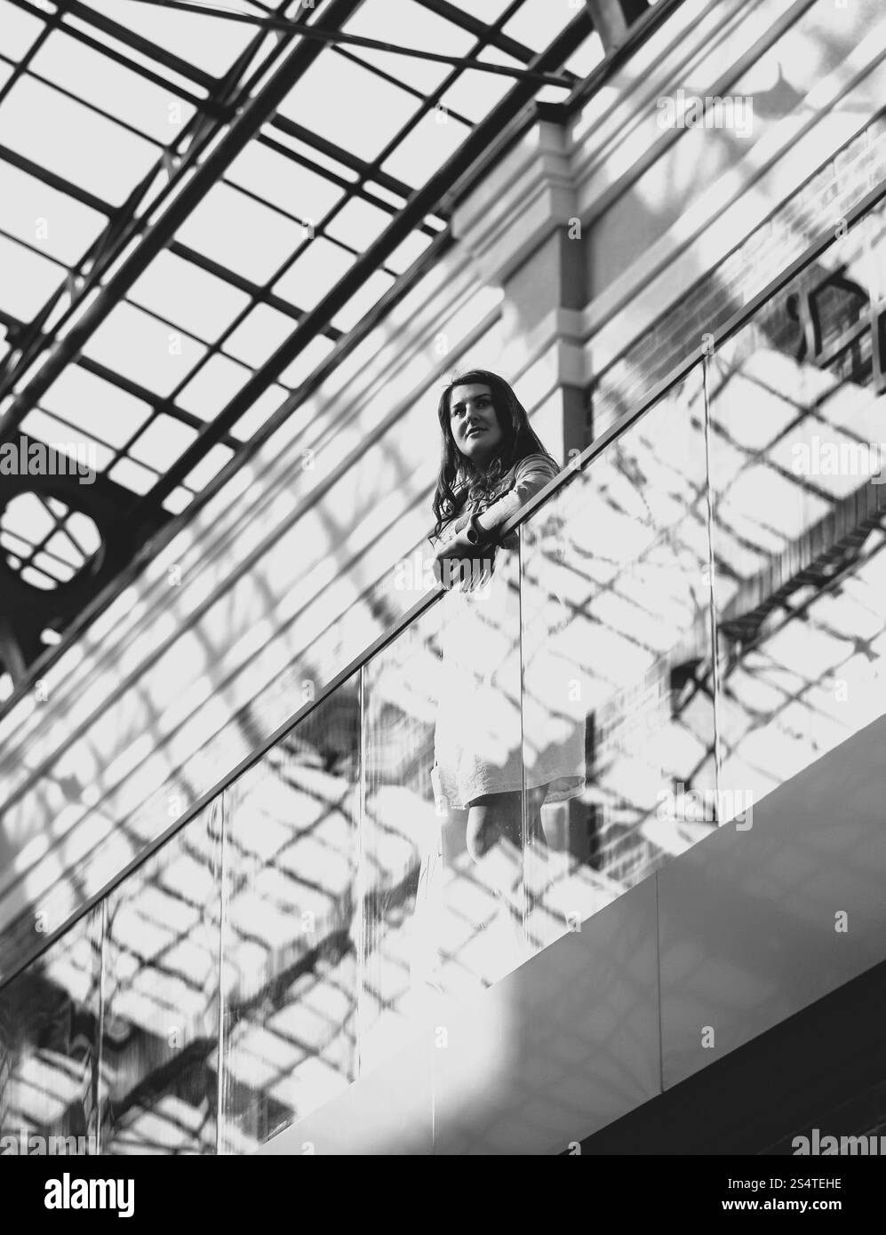 Schwarz / weiß Foto schöne Frau mit Einkaufstasche im duty free Stockfoto