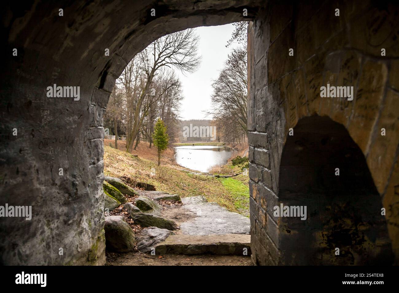 Blick durch die alten Tunnel auf See und park Stockfoto