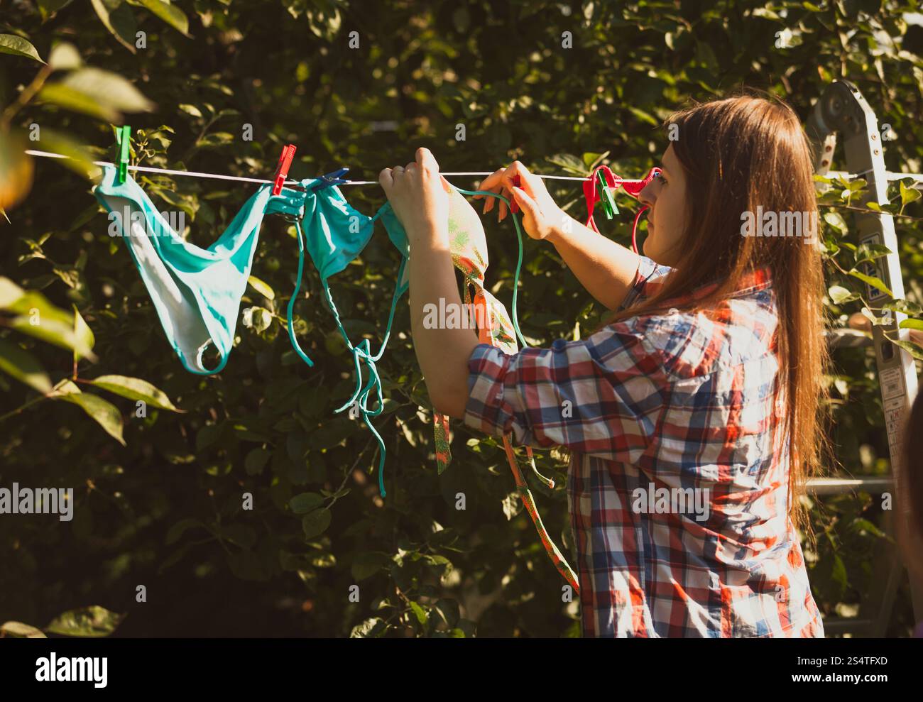 Getönten Foto schöne Frau Badeanzüge auf der Wäscheleine trocknen Stockfoto