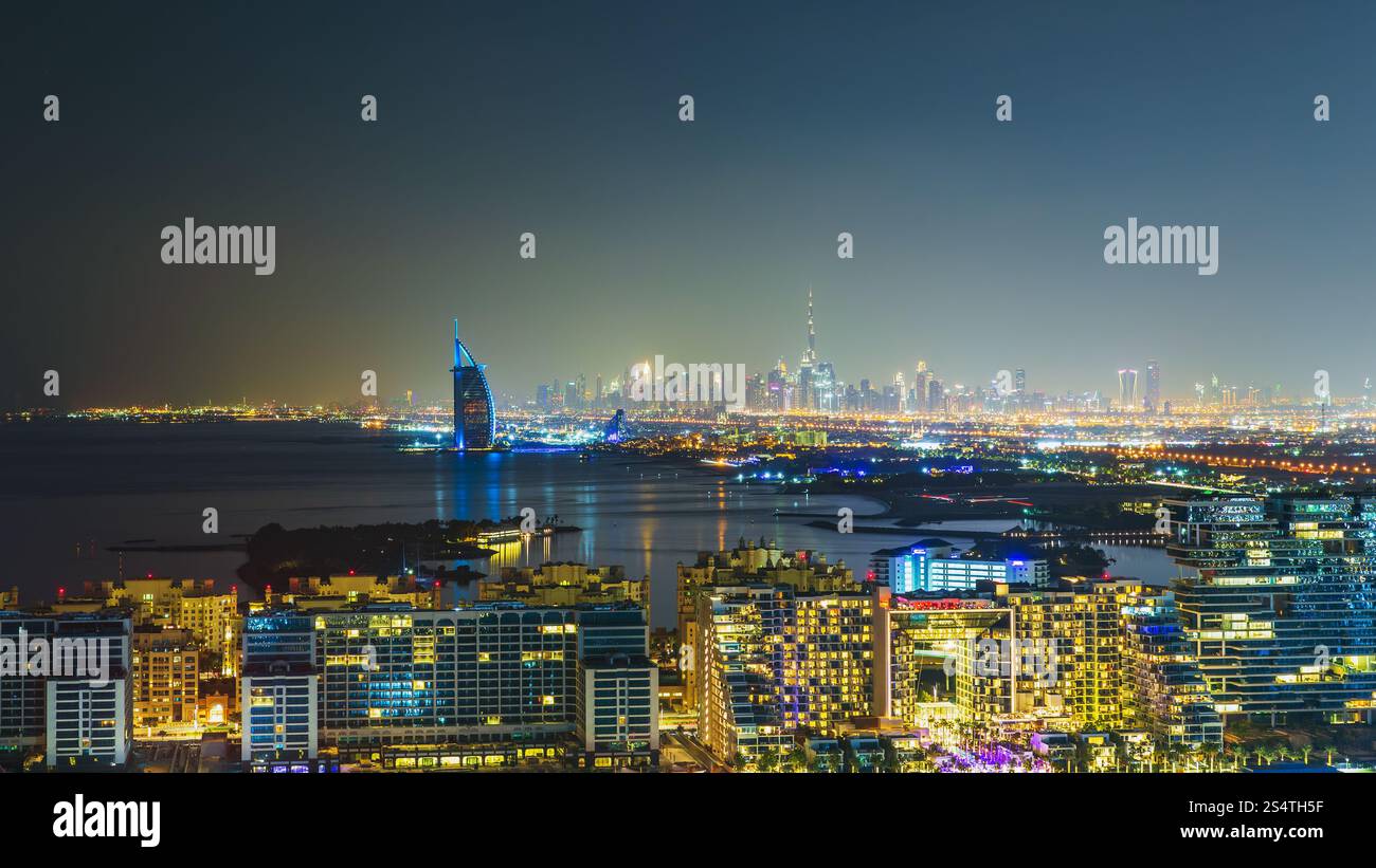 DUBAI, VAE - 27. Dezember 2022: Nächtlicher Blick auf das Luxushotel Burj Al Arab in Dubai, VAE. Stockfoto