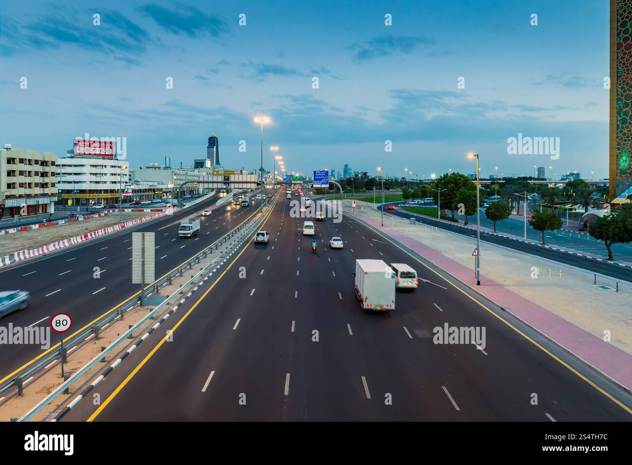 Dubai, VAE - 14. Mai 2024: Der Verkehr fließt reibungslos auf der Karama Dubai Road. Stockfoto