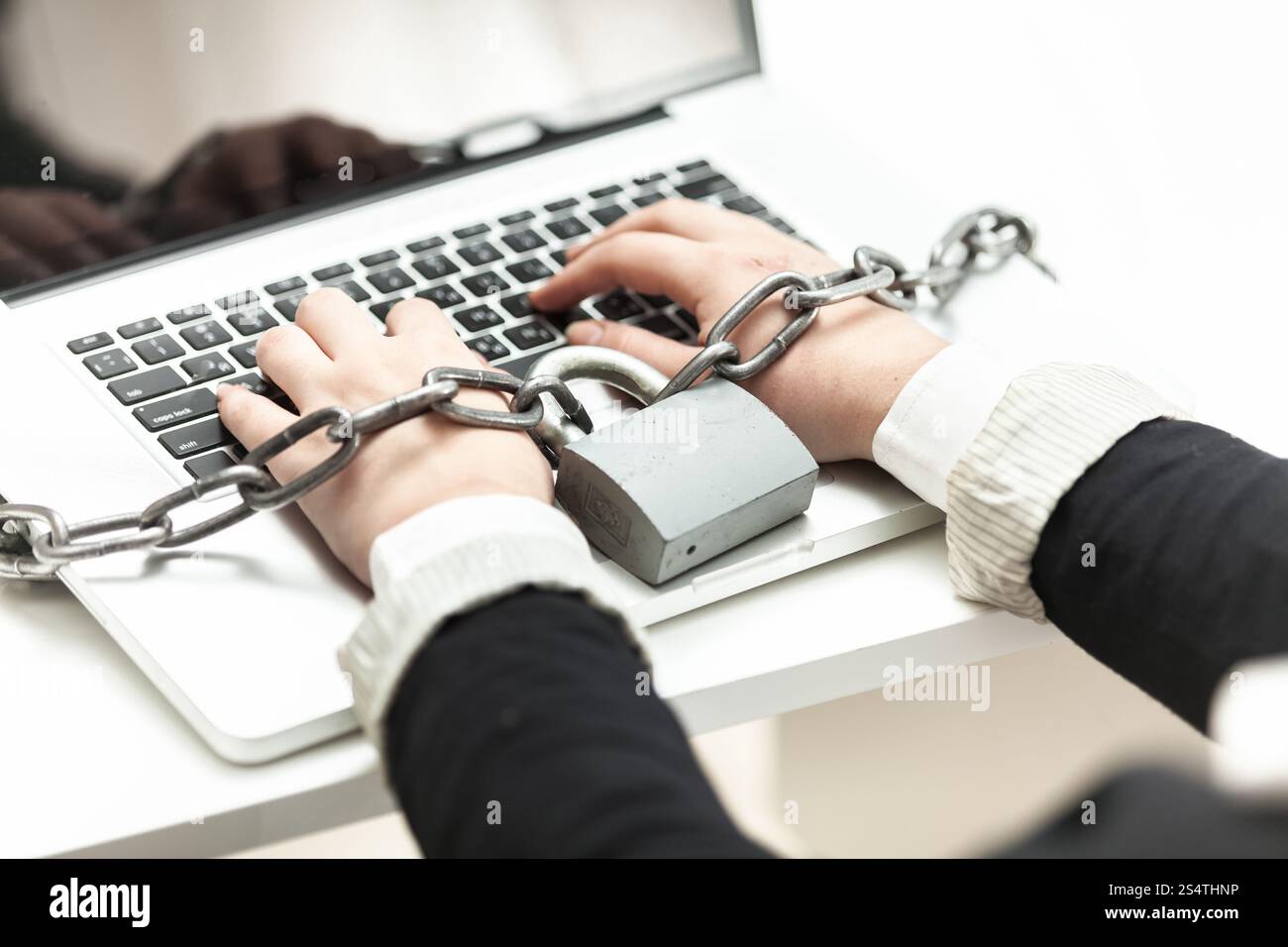 Nahaufnahme Foto Frau gesperrt in Kette Tippen auf laptop Stockfoto