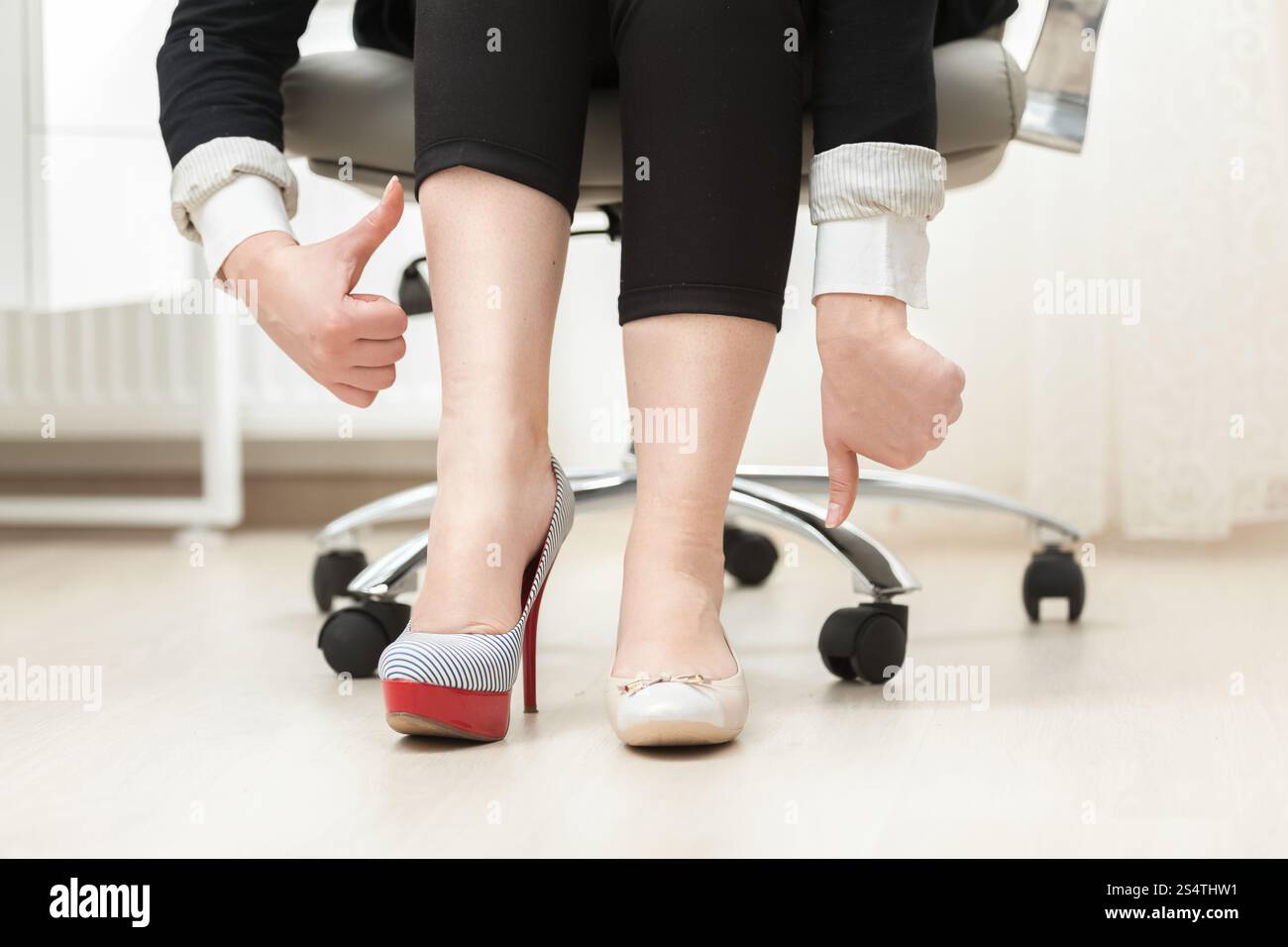 Konzeptionelle Foto Frau trägt bequeme und schöne Schuhe Stockfoto