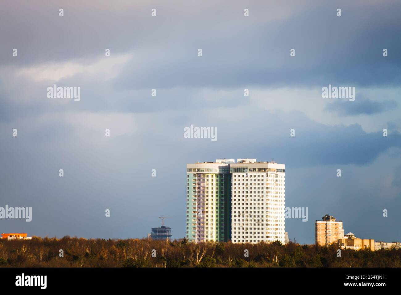 Dunkelgraue regnerische Wolken über städtischen Häusern vor Regen am Frühlingstag Stockfoto