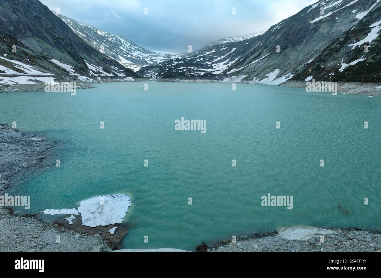 Grimselpass bewölkt Sommerlandschaft mit See (Schweiz, Berner Alpen). Stockfoto