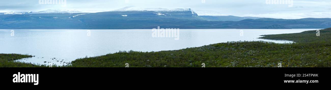 Tornetrask Sommer trübe Aussicht auf den See (Lappland, Norrbotten Grafschaft in Schweden) Stockfoto