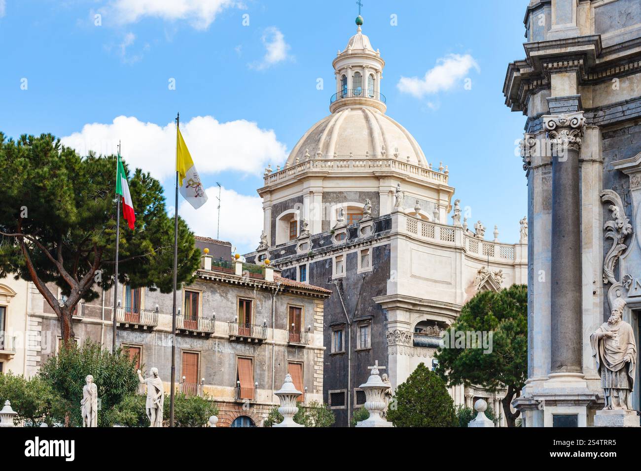 Blick auf Dom Sankt Agatha Cathedral von der Piazza del Duomo in Catania City, Sizilien, Italien Stockfoto