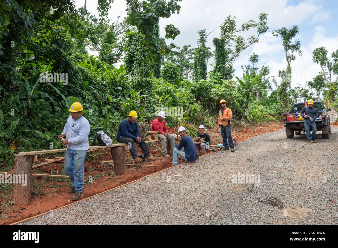 Rio Grande, Puerto Rico - 6. März 2018: Bauarbeiter bauen den El Yunque National Forest nach Schäden durch den Hurrikan Maria wieder auf. Stockfoto