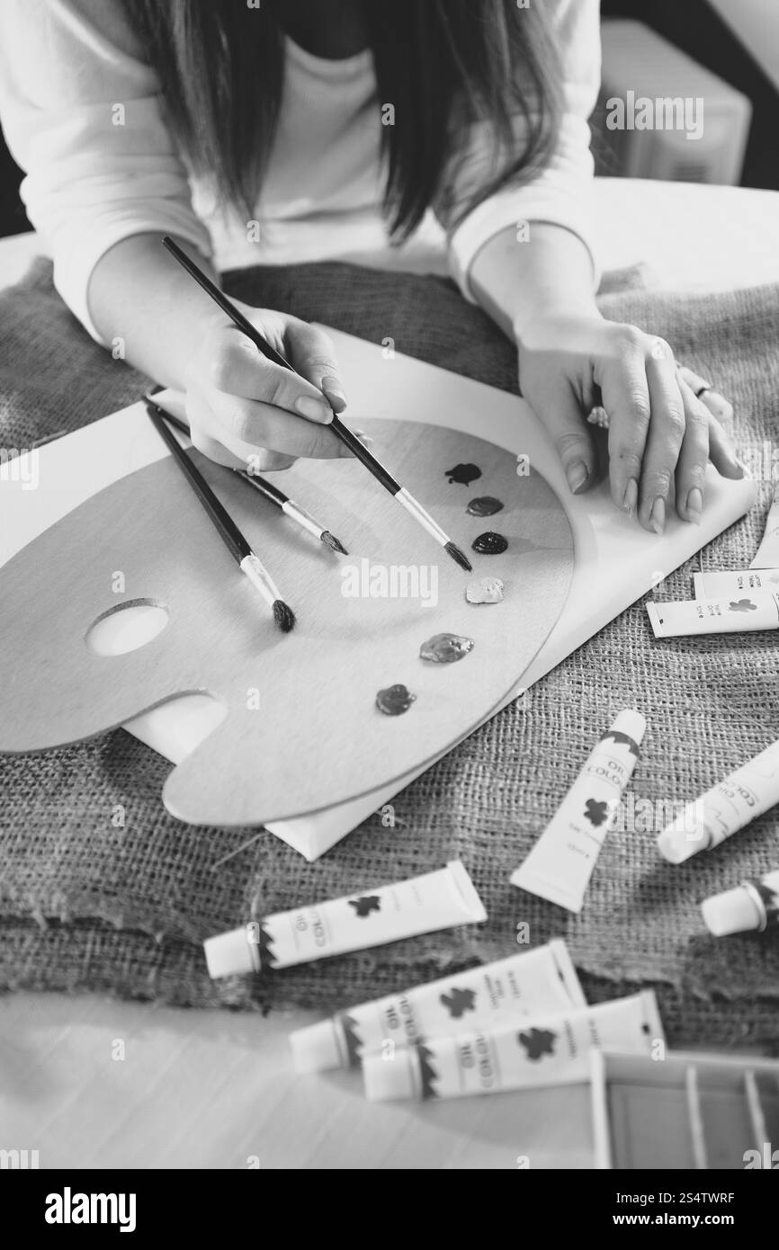 Schwarz / weiß Foto der Künstlerin arbeitet an neuen Malerei Stockfoto