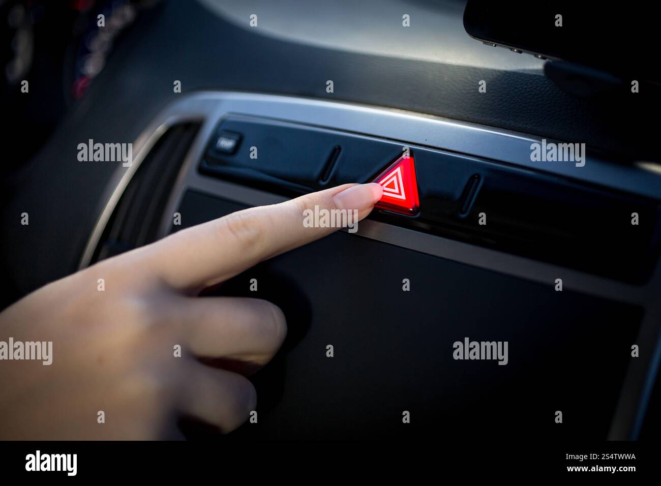 Nahaufnahme Foto der jungen Frau, die Notfall-Taste im Auto Stockfoto