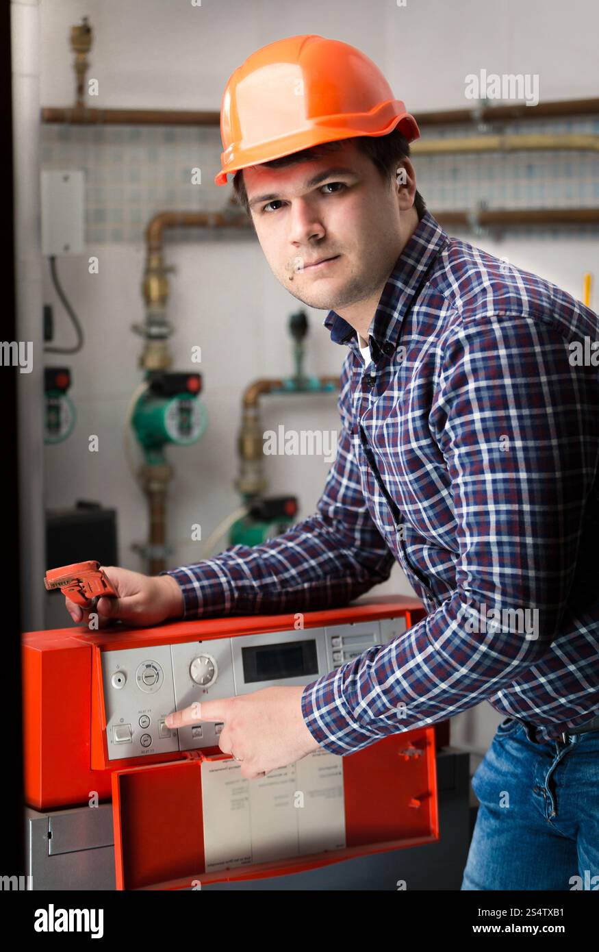 Porträt des jungen Ingenieurs System Arbeit auf Systemsteuerung anpassen Stockfoto