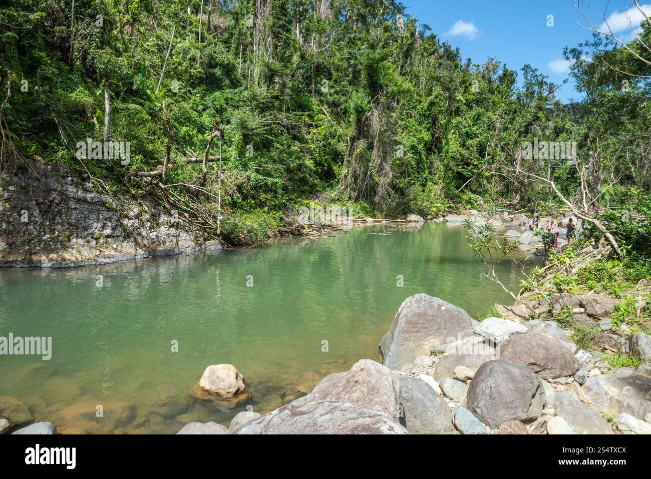 Rio Grande, Puerto Rico - 6. März 2018: Der Angelito Trail im El Yunque National Forest ist eine beliebte und leichte Wanderung endet mit einer erfrischenden natürlichen Schlucht Stockfoto