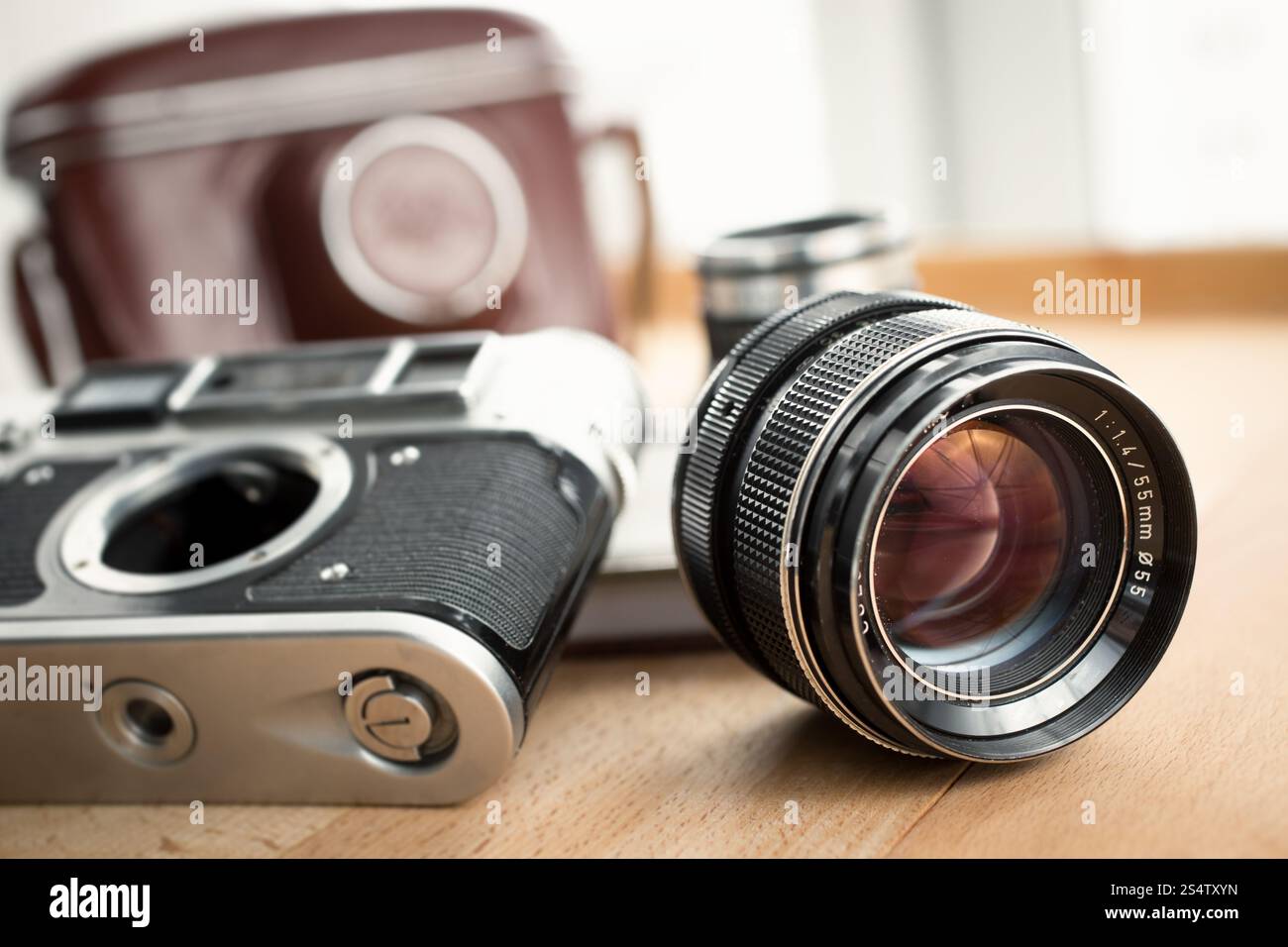 Closeup Schuss Retro-Kamera, Objektiv und Leder Case auf Holztisch liegend Stockfoto