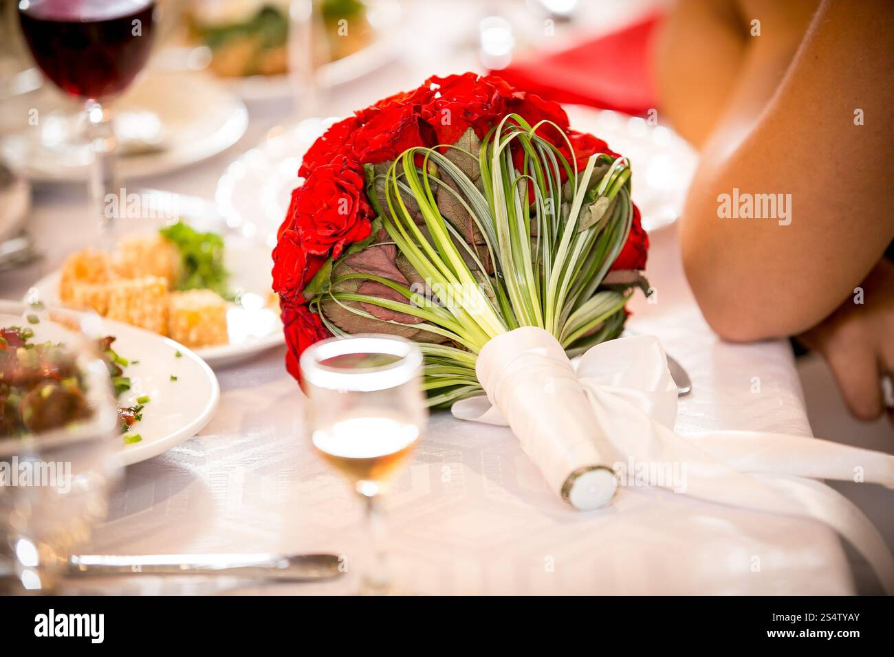 Nahaufnahme eines großen roten Blumenstraußes, der im Restaurant auf dem Tisch liegt Stockfoto