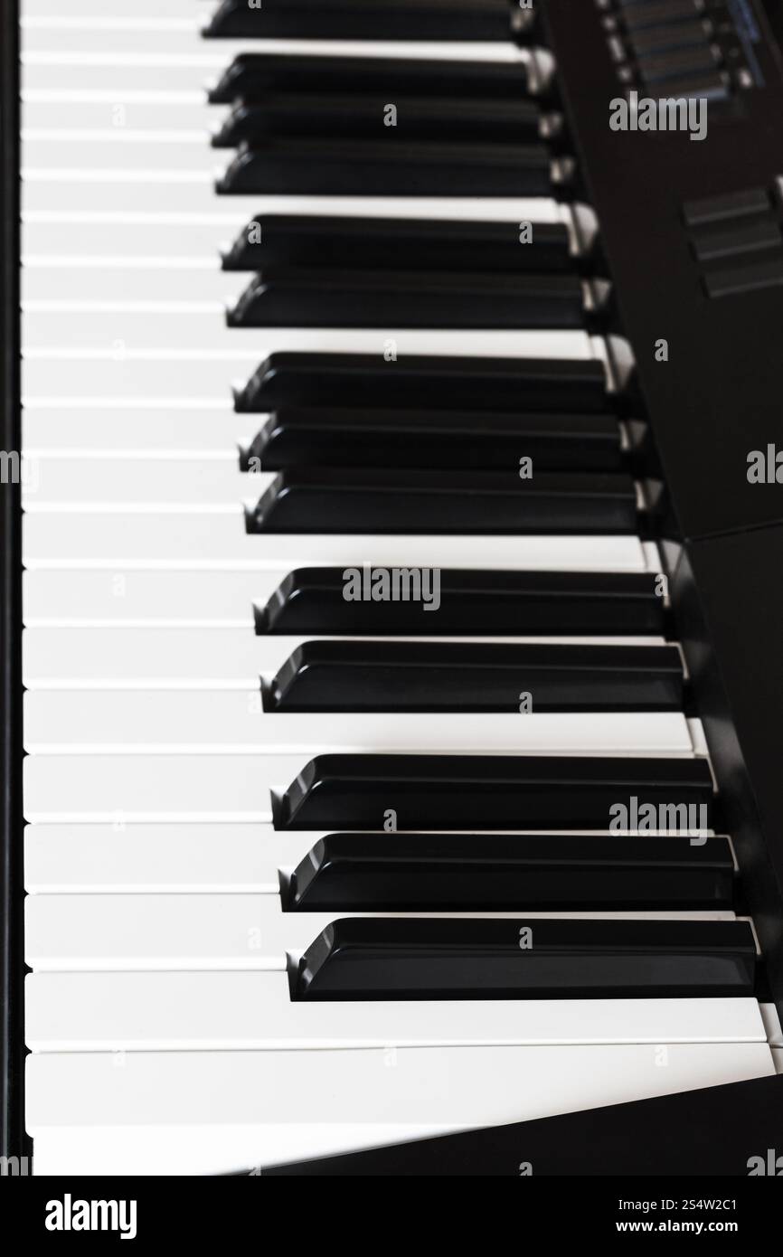 Seitenansicht des schwarzen und weißen Tasten Digitalpianos hautnah Stockfoto