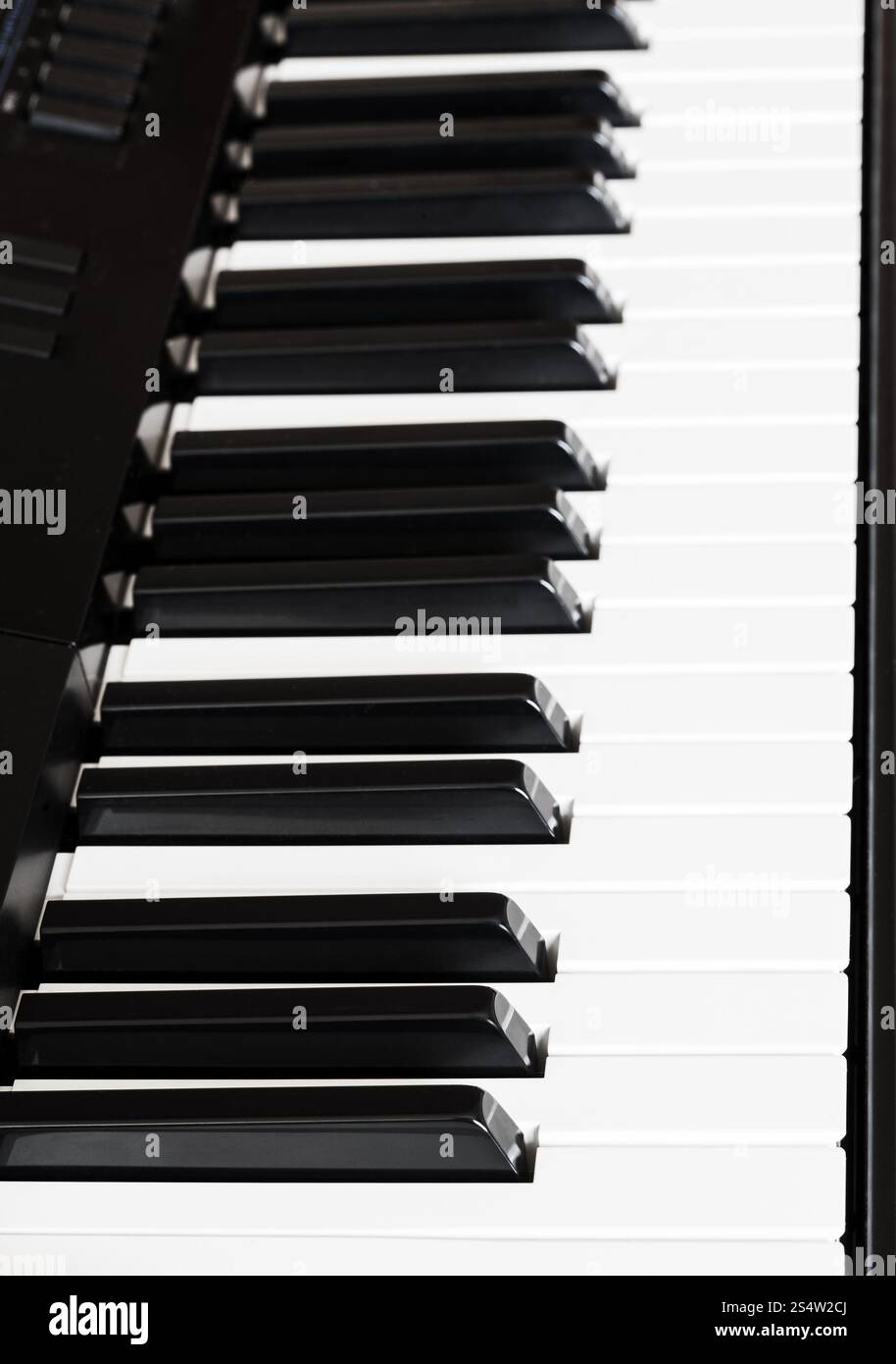 Seitenansicht des schwarzen und weißen Tasten des digitalen Sequenzer hautnah Stockfoto
