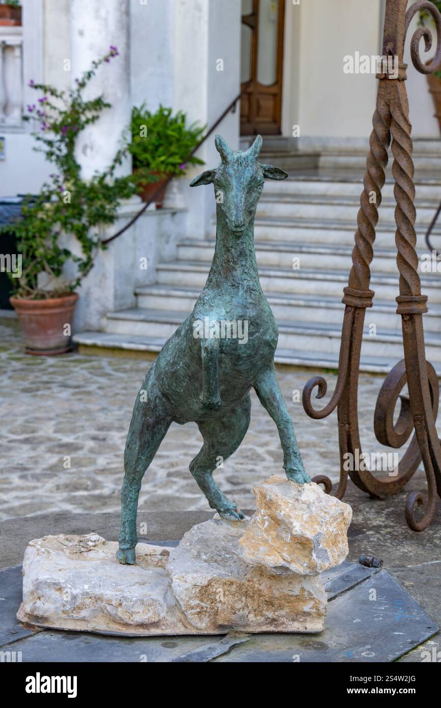 Bronzene Ziege vor dem ehemaligen Hotel Eden - Paradiso in der Stadt Anacapri auf der Insel Capri, Italien. Stockfoto Bronzene Ziege vor dem ehemaligen Hotel Eden - Paradiso in der Stadt Anacapri auf der Insel Capri, Italien. Stockfoto