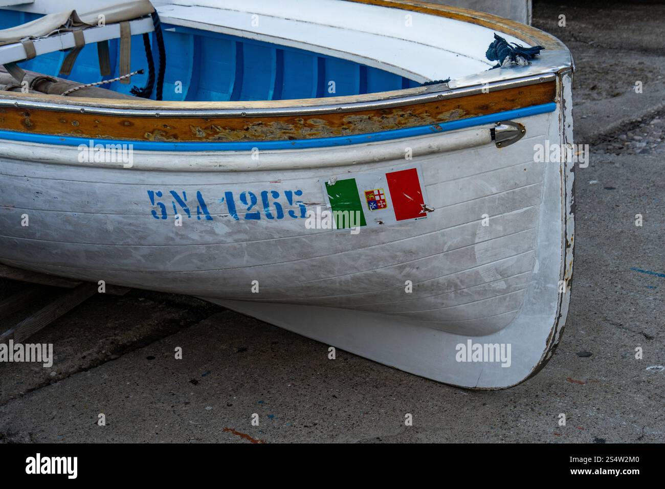 Die italienische Flagge auf einem Ruderboot, das in Marina Grande auf der Insel Capri, Italien, gezogen wurde. Stockfoto