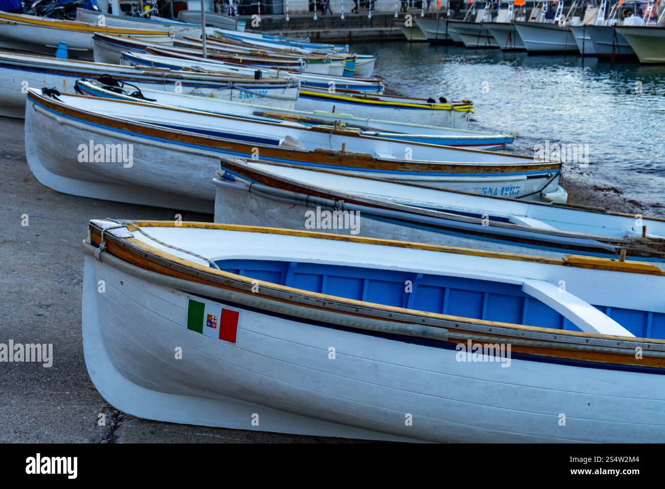 Holzruderboote fuhren auf der Rampe im Hafen von Marina Grande auf der Insel Capri, Italien. Stockfoto