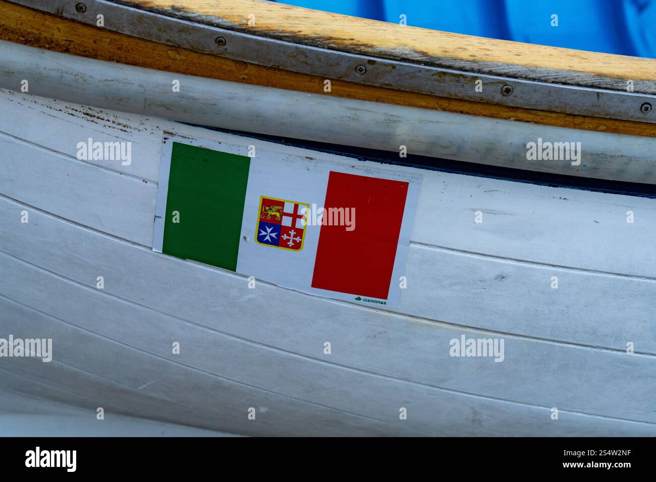 Die italienische Flagge auf einem Ruderboot, das in Marina Grande auf der Insel Capri, Italien, gezogen wurde. Stockfoto
