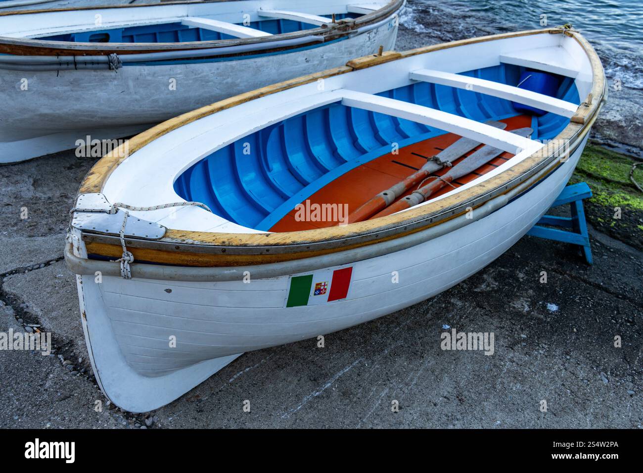 Holzruderboote fuhren auf der Rampe im Hafen von Marina Grande auf der Insel Capri, Italien. Stockfoto