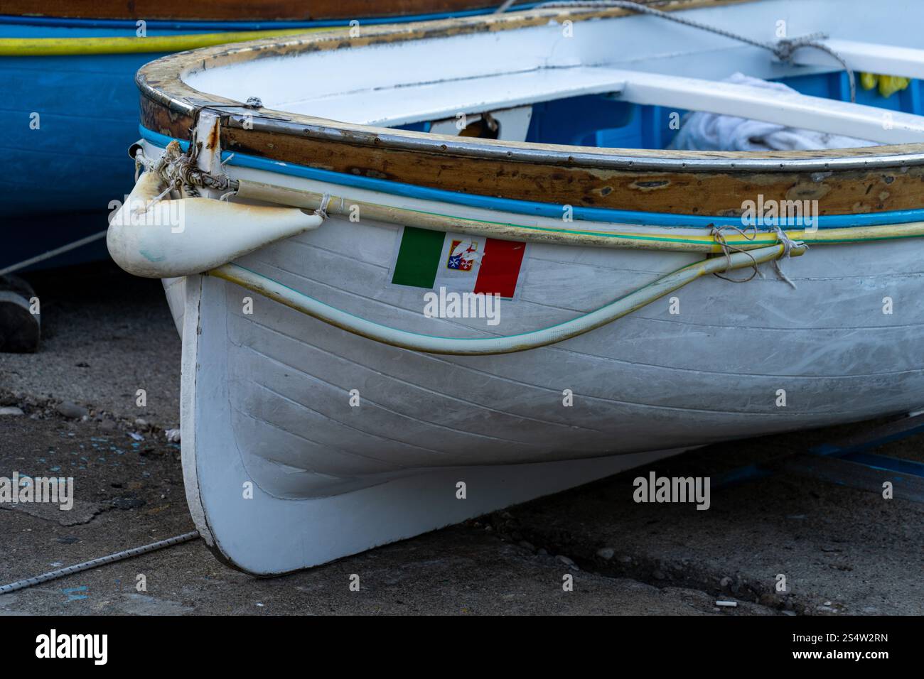 Die italienische Flagge auf einem Ruderboot, das in Marina Grande auf der Insel Capri, Italien, gezogen wurde. Stockfoto