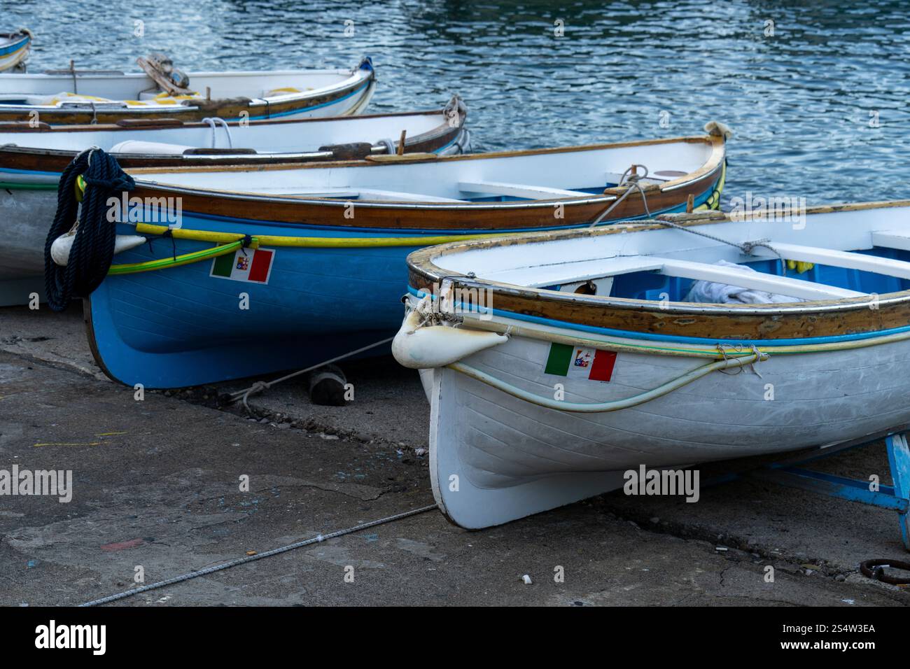 Holzruderboote fuhren auf der Rampe im Hafen von Marina Grande auf der Insel Capri, Italien. Stockfoto