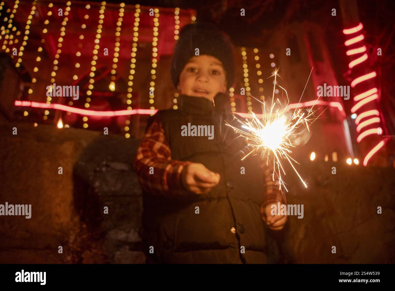 Srinagar, Jammu Und Kaschmir, Indien. Januar 2025. Ein schiitischer muslimischer Junge zündet ein Feuerwerk an, während er das 13. Rajab-Festival feiert, das den Geburtstag von Imam Hazrat Ali (PBUH) feiert, dem ersten Imam und einer verehrten Figur in Srinagar. Er wurde am 13. Rajab im 30. Jahr des Elefanten (600 n. Chr.) in der Kaaba in Makkah geboren. (Credit Image: © Adil Abass/ZUMA Press Wire) NUR REDAKTIONELLE VERWENDUNG! Nicht für kommerzielle ZWECKE! Quelle: ZUMA Press, Inc./Alamy Live News Stockfoto