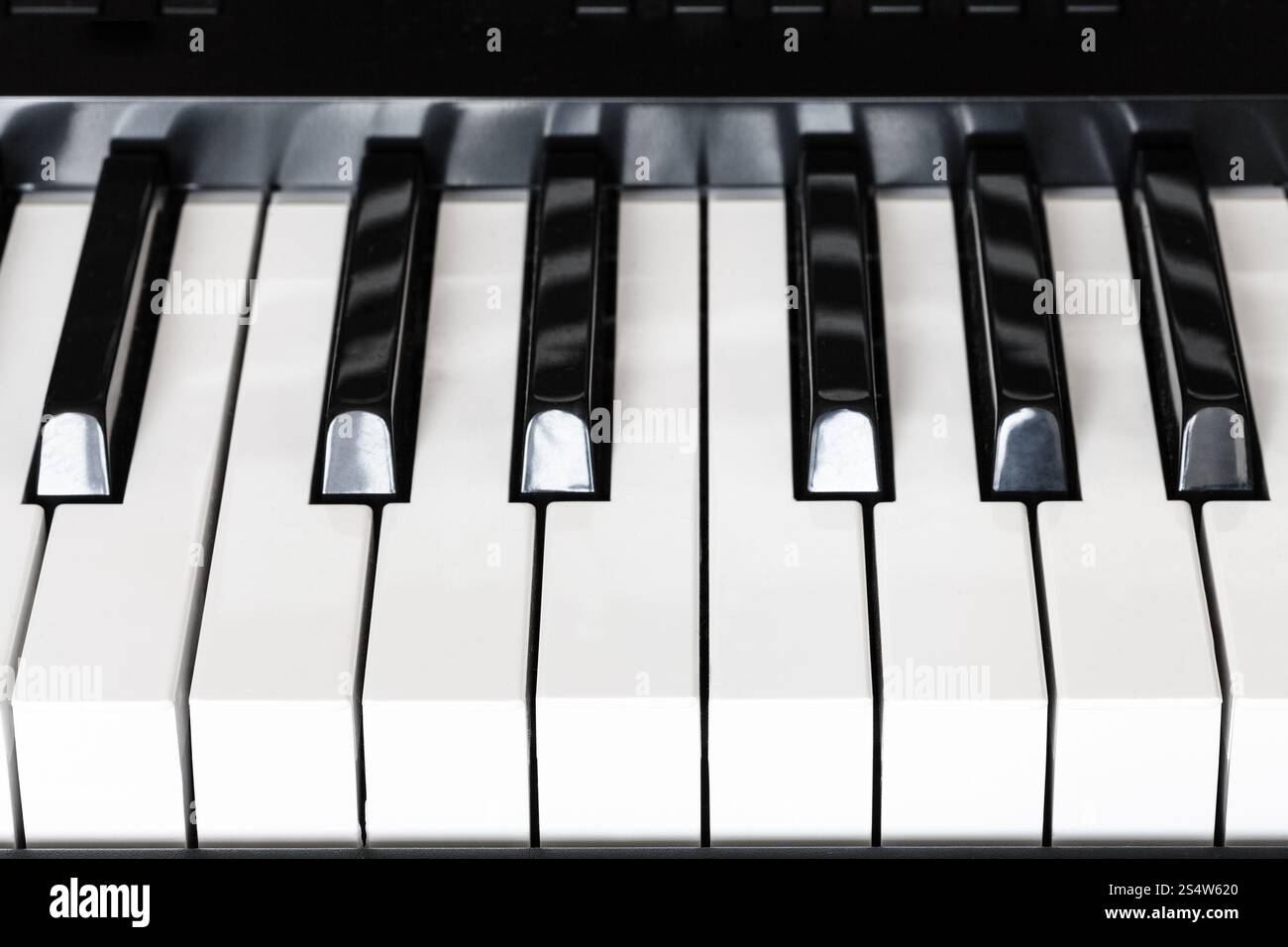Vorderansicht des schwarzen und weißen Tasten Digitalpianos hautnah Stockfoto
