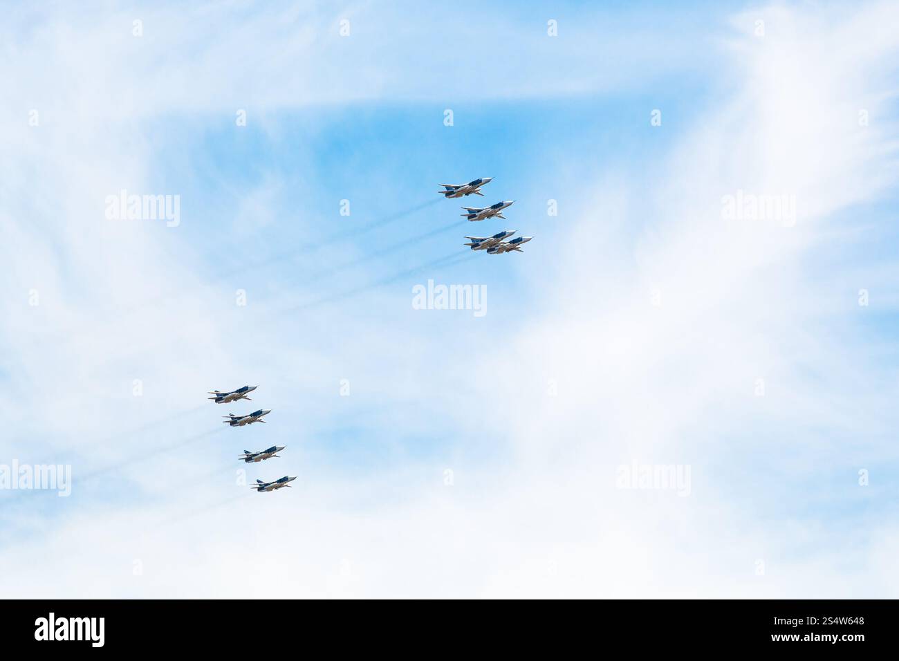 Flug von militärischen Verfolgung Flugzeuge in weißen Wolken am blauen Himmel Stockfoto